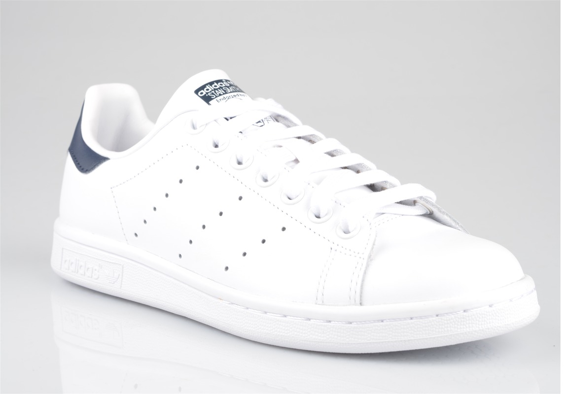adidas stan smith blan chaussures femme. baskets mode. sneaker adidas stan smith blan chaussures femme. baskets mode. sneaker